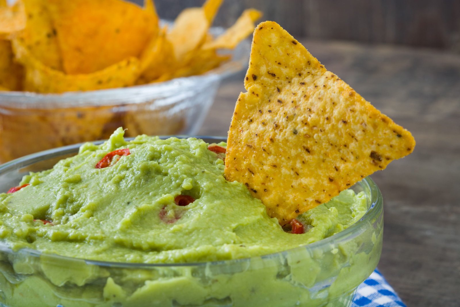 Home guacamole mexicano con nachos en mesa de madera(1)
