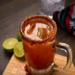 michelada coctel tipico mexicano en una mesa de madera coctel de cerveza(1)